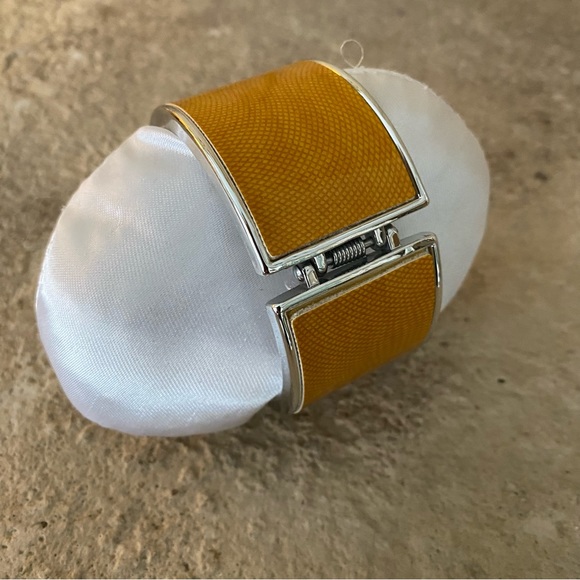 New condition bangle bracelet with hinged opening. - Picture 6 of 6